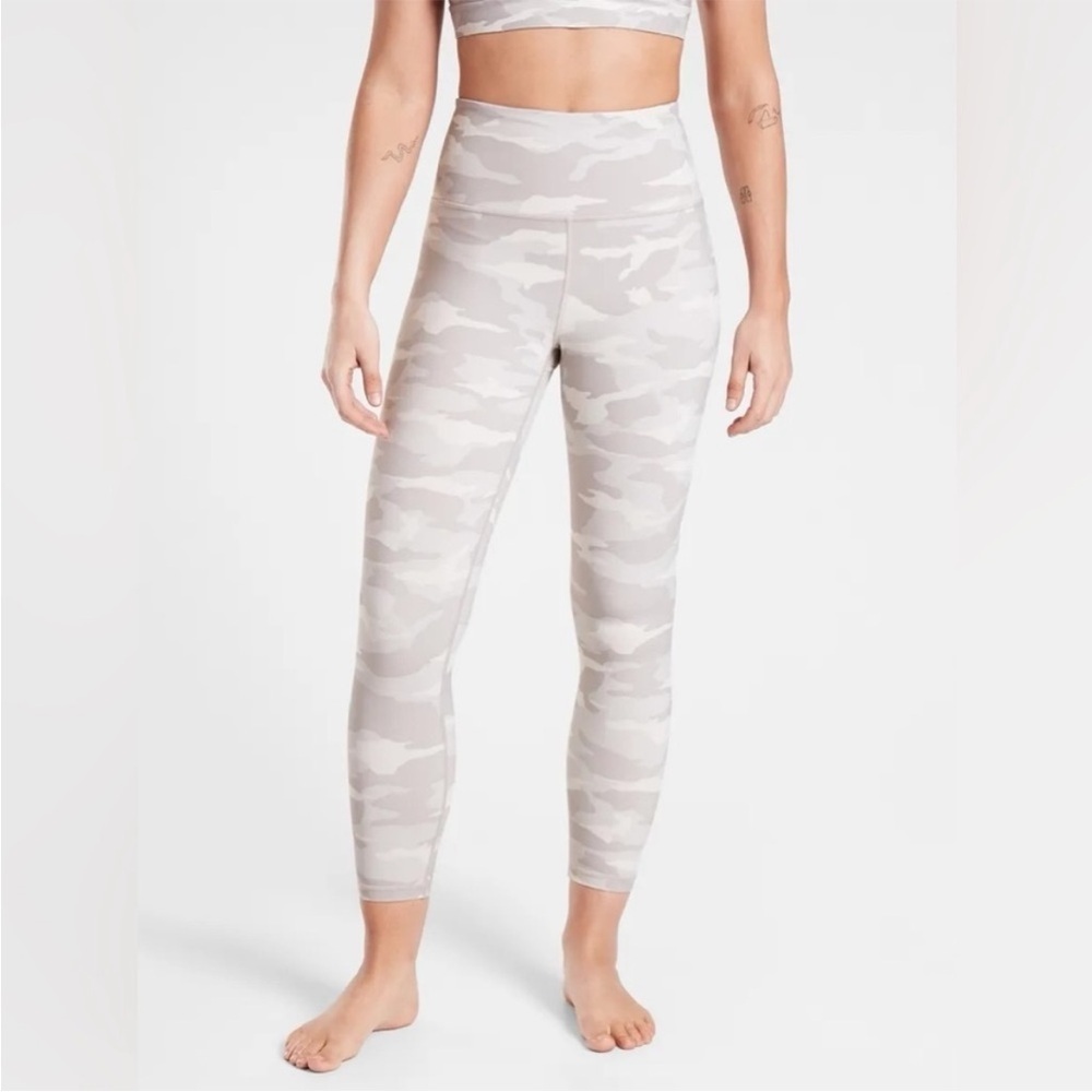 Athleta Elation Camo 7/8 Tight Size M